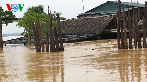 Nhà dân bị ngập do lũ